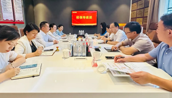 攜手共育英才！華逸府&湖南食品藥品職業(yè)學(xué)院校企合作簽約授牌儀式隆重舉行